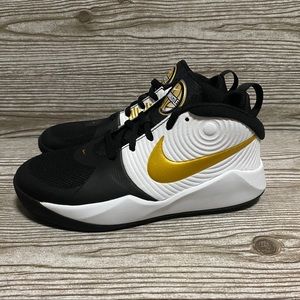Nike Team Hustle D9 Basketball Shoes Size 4.5Y NEW